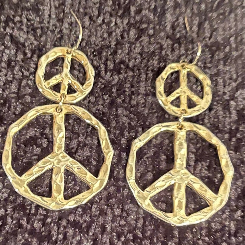 (NWOT) PEACE SIGN 2” LONG HIPPIE SYMBOL HAMMERED EARRING (GOLD TONE)